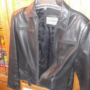 WOMEN'S PETITE LEATHER BOMBER JACKET